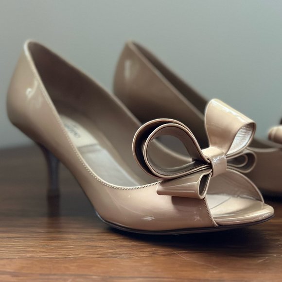 Valentino Tan Patent Leather Bow Accent Peep Toe Pumps, size 37. - Picture 3 of 6